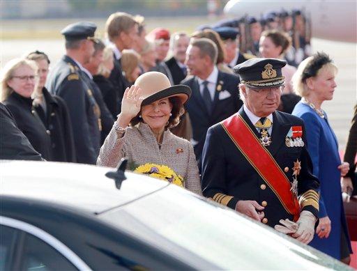 Koning Carl Gustaf en koningin Silvia van Swede kom aan op die Tegel-lughawe in Berlyn, Duitsland. Dié koninklikes is vir vier dae op besoek aan Duitsland. Foto: Joerg Carstensen /AP