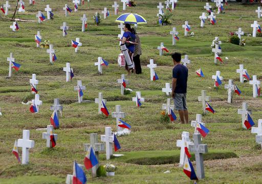 Naasbestaandes soek na die grafte van afgestorwe soldate by die Heldebegraafplaas in Passaystad. Die Filippyne maak gereed vir allerheiligedag wat Maandag plaasvind. Foto: AP Photo/Bullit Marquez
