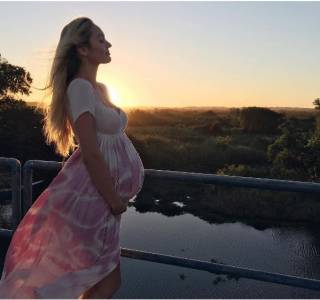 Candice Swanepoel wys haar swanger magie. Foto: Instagram