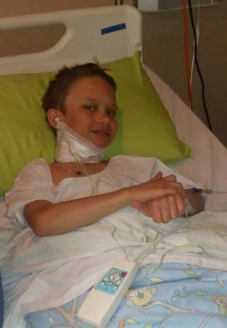 Jayden Swanepoel in die hospitaal. Foto: Facebook