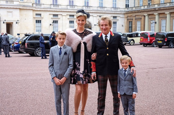 Sir Rod Stewart en sy vrou, Penny Lancaster, en kinders, Alistair en Aiden (Foto: Twitter)