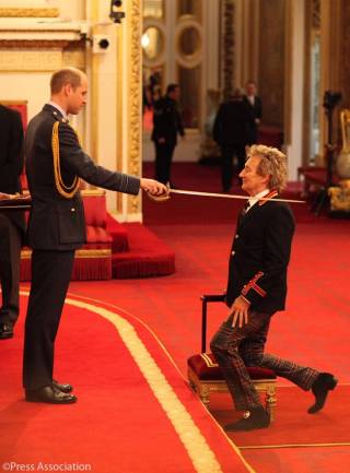 Prins William slaan Sir Rod Stewart tot ridder (Foto: Twitter)