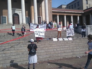 Betogers op die kampus van die Universiteit Kaapstad Woensdag (5 Oktober 2016) nadat chaos Dinsdagaand op die kampus ontstaan het. Foto: Twitter via @UCTMSA