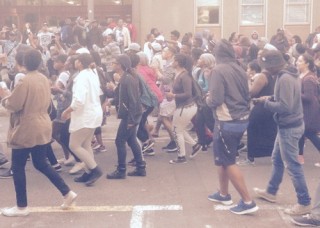 Betogers op die kampus van die Universiteit Kaapstad Woensdag (5 Oktober 2016) nadat chaos Dinsdagaand op die kampus ontstaan het. Foto: Twitter via @GerardRalphs
