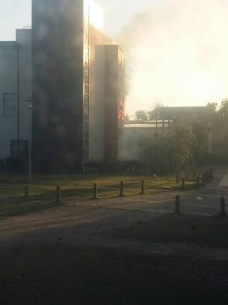 'n Brand binne 'n gebou op die kampus van die Universiteit van Wes-Kaapland (UWK) tydens studentebetogings. (Oktober 2016). Foto: Twitter