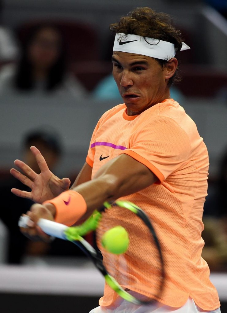 Spanje se Rafael Nadal slaan die bal in die eerste rondte van die mans-enkelspel teen Paulo Lorenzi van Italië by die Chinese Ope in Beijing. (Xinhua/AP Photos) 