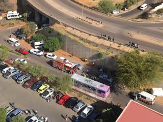 'n Bus het Woensdag, 5 Oktober 2016, by die Steve Biko-hospitaal in Pretoria uitgebrand Foto: shandus11, Twitter