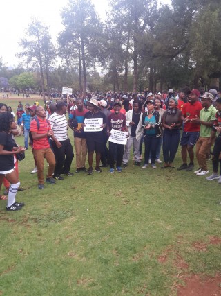 Studente vergader buite die Uniegebou in Pretoria tydens die #FeesMustFall-optog (20 Oktober 2016) Foto: @b_masilela, Twitter