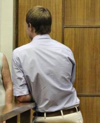 Die jong man wat tans tronkstraf uitdien vir die moorde op Deon, Christel en Marthella Steenkamp tydens sy verhoor.