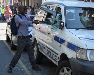 Dié foto is wyd op sosiale media versprei oor betogings in Kaapstad se middestad op 26 Oktober 2016 (Foto via @helenzille, Twitter; Fotograaf onbekend)