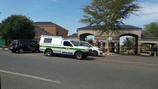 Polisievoertuie Woensdag buite The Meadows-veiligheidskompleks in die ooste van Pretoria. Foto: Facebook