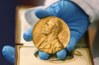 Die medalje wat Nobelpryswenners ontvang (Argieffoto 17 April 2015) Foto: AP Photo/Fernando Vergara, FILE