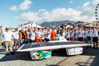 Die span van Noordwes-Universiteit by hul sonkar, die Sirius x25, op 1 Oktober 2016 by die V&A Waterfront in Kaapstad ná die Sasol Solar Challenge 2016 Foto: NWU Solar Car, Facebook