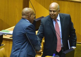 Pres. Jacob Zuma en Pravin Gordhan, die minister van finansies, Woensdag (26 Oktober 2016) tydens die aankondiging van die mediumtermynbegrotingsraamwerk (MTBR) in die parlement. Foto: Kopano Tlape/GCIS