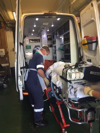 Paramedici van Netcare 911 laai Sean in die amulans. Foto: Verskaf