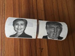 Toiletpapier met Donald Trump en Hillary Clinton se foto op.