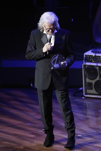 Ricky Skaggs kyk na die Founders-toekenning wat hy ontvang het by die 54ste ASCAP Country–musiektoekennings in Nashville.Foto: Wade Payne/Invision/AP