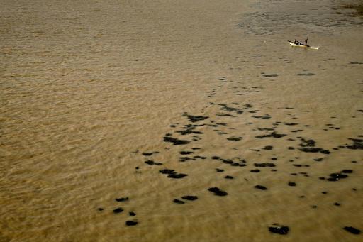 Egiptiese vissermanne werk aan hul boot op die Nylrivier. Die water is bruin weens vloede in die suidelike provinsies van die land. Foto: AP Photo/Nariman El-Mofty