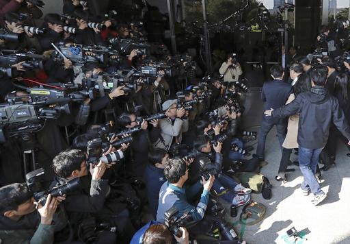 Fotograwe en kameramanne neem die voormalige presidensiële sekretaris, Ahn Jong-beom, af toe hy aankom by Seoul se sentrale distriksvervolgingskantore in Suid-Korea. Foto: AP Photo/Lee Jin-man