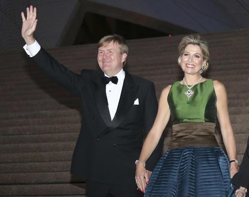 Nederlandse koning, Willem-Alexander en koningin Maxima, poseer vir ŉ foto op die trappe van die operahuis in Sydney. Foto: David Moir/Pool Photo via AP