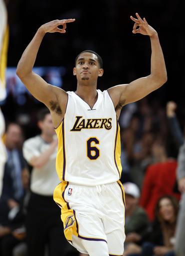 Los Angeles Lakers se verdediger Jordan Clarkson vier sy driepuntdoel teen die Phoenix Suns gedurende die twee helfte van ŉ NBA-basketbalwedstryd in Los Angeles. Foto: AP Photo/Alex Gallardo