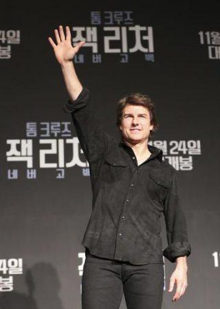 Akteur Tom Cruise waai vir die skare ná ŉ perskonferensie oor sy nuwe rolprent, Jack Reacher: Never Go Back, in Seoel in Suid-Korea. Foto: AP Photo/Lee Jin-man