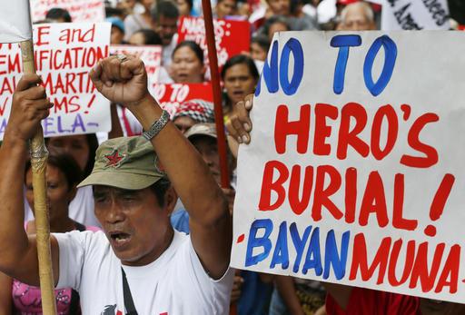 Betogers wag angstig vir die beslissing van die Filippynse hooggeregshof om vas te stel of die afgestorwe diktator Ferdinand Marcos in die heldebegraafplaas begrawe mag word al dan nie. Foto: AP Photo/Bullit Marquez