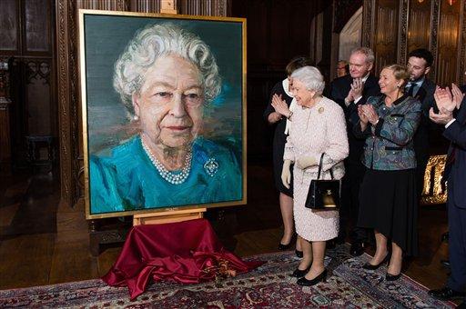 Koningin Elizabeth II onthul Dinsdag ŉ portret van haarself deur die kunstenaar Colin Davidson tydens ŉ geselligheid in Crosby Hall in London. Foto: Jeff Spicer, AP