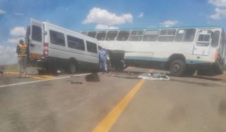 Die ongeluk tussen ŉ bus en ŉ minibustaxi op die N8 naby Thaba Nchu in die Vrystaat op 19 November 2016 Foto: ER24