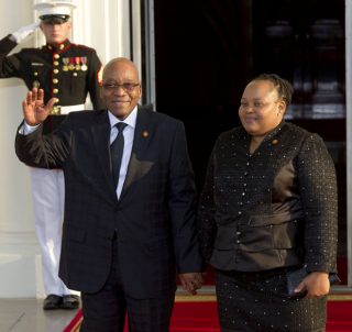 Pres. Jacob Zuma en sy vierde vrou, Nompumelelo Ntuli-Zuma, in Augustus 2014 by die Withuis in Washington DC. Foto: GovernmentZA/Flickr