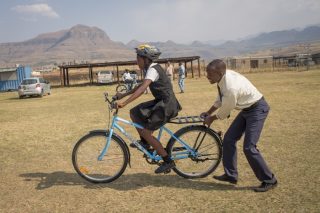 350 fietse is onlangs aan behoeftige kinders in Bergville, KwaZulu-Natal, geskenk (Foto: Verskaf)