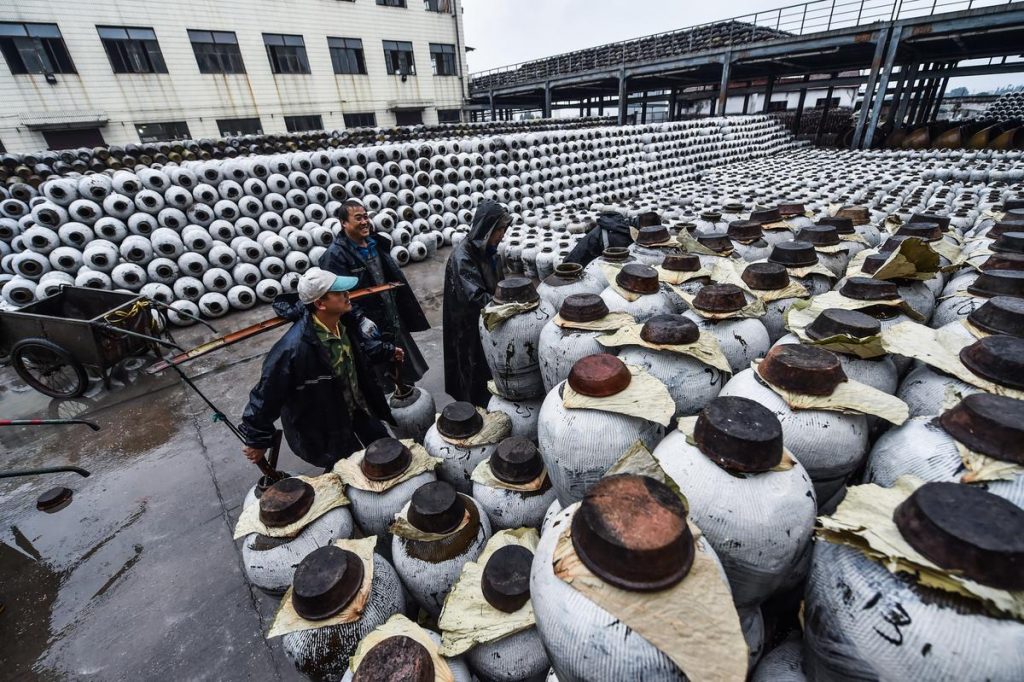 Werkers maak die potte gereed waarin geel ryswyn gebrou word in Shaoxing in China. Die winter is die beste tyd om die wyn te brou. Foto: Xinhua/Xu Yu