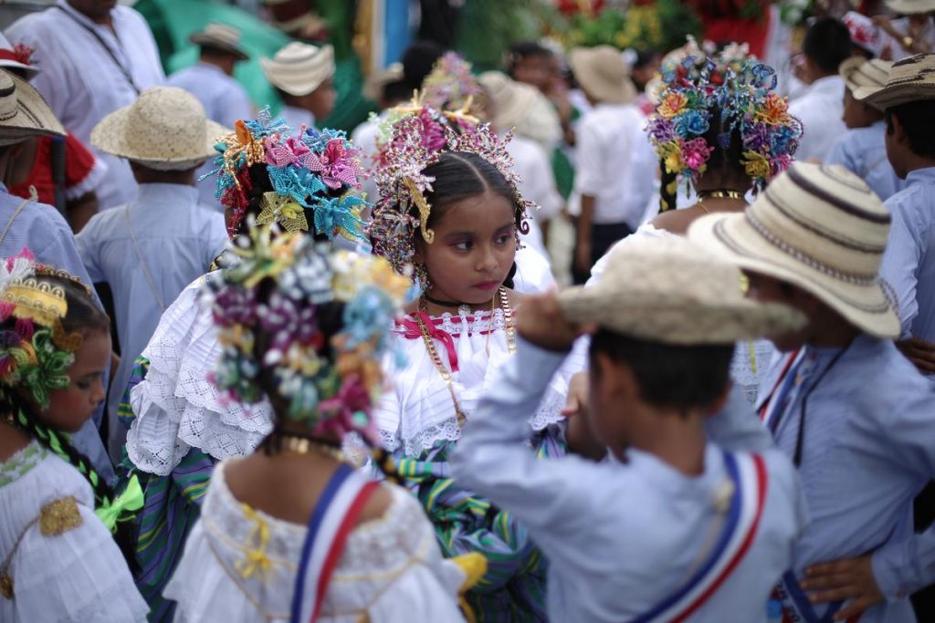 Kinders in tradisionele drag neem deel aan die viering van die 195ste herdenking van die First Cry for Independence in Panama City, hoofstad van Panama. Foto: Xinhua/Mauricio Valenzuela