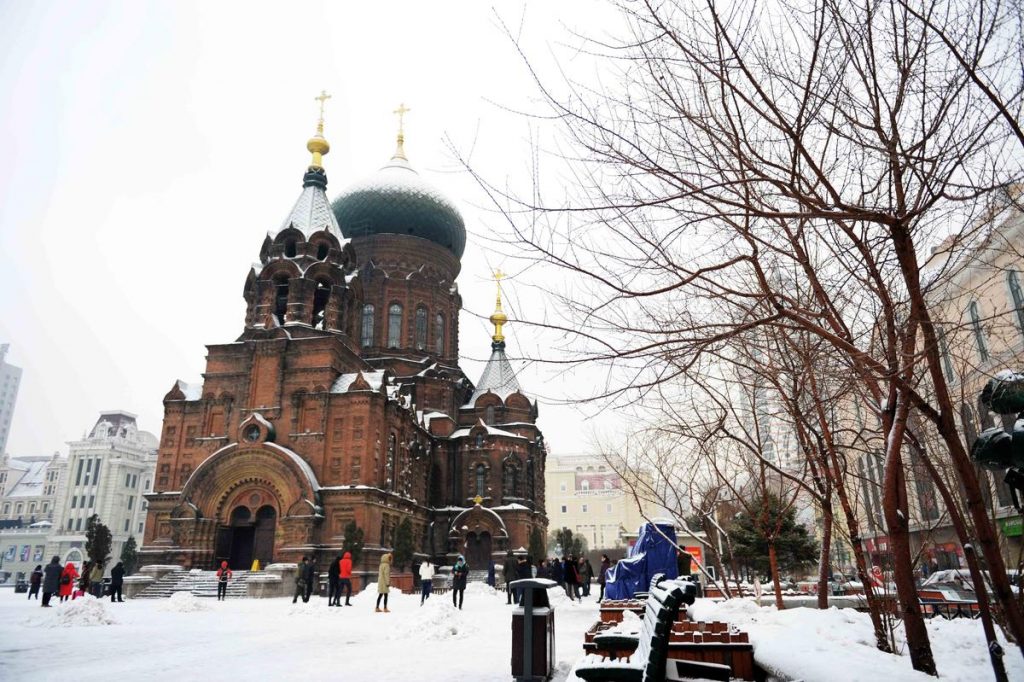 Toeriste by die sneeubedekte St. Sophia-katedraal in Harbin in China. Dit het Donderdagaand die eerste keer dié winter in Harbin gesneeu. Foto: Xinhua/Wang Kai