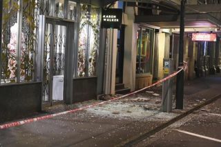 Winkelvensters in Wellington het gebreek nadat na-skokke van ŉ aardbewing Nieu-Seeland Maandag (14 November 2016) getref het. Foto: Ross Setford/SNPA via AP