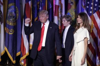 Trump saam met sy vrou Melania en hul seun Barron na sy oorwinningstoespraak. Foto: AP Photo/John Locher