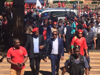 Malema met sy aankoms by die hof Maandagoggend. Foto: EFF
