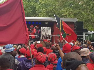 EFF-ondersteuners buite die hof. Foto: Phillip Bruwer