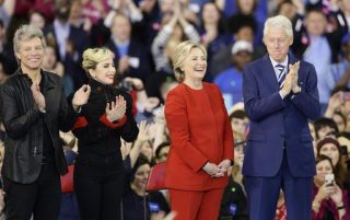 Jon Bon Jovi en Lady Gaga saam met die Clintons. Foto: AP Photo/Gerry Broome