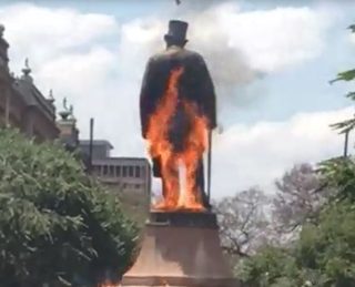 'n Petrolbom is tydens Woensdag se betogings na die standbeeld van Paul Kruger op Kerkplein gegooi.