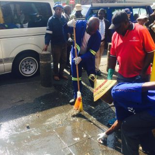 Solly Msimanga, Pretoria se burgemeester, het Donderdag die middestad se strate ingevaar om opruimingswerk te doen. Foto: Verskaf 