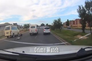 Skermgreep uit die paneelbordkamera-video wat Crime Watch op YouTube gelaai het van die ongeluk op 15 November 2016 in Christiaan de Wetrylaan, Johannesburg