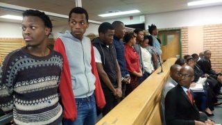 #FeesMustFall-betogers van die Universiteit van KwaZulu-Natal in die hof (Foto: sandilekheswa2, Twitter)