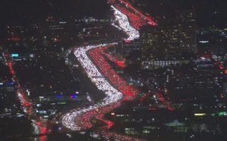 Skermgreep uit die video van die verkeersknoop op die 405 in Los Angeles (24 November 2016)