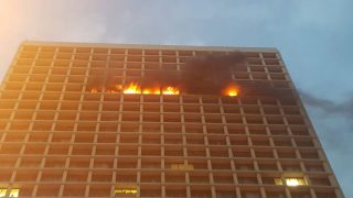 Die brand by die gebou wat algemeen bekend staan as 320 West Street (28 Desember 2016) (Foto: Rescue Care)