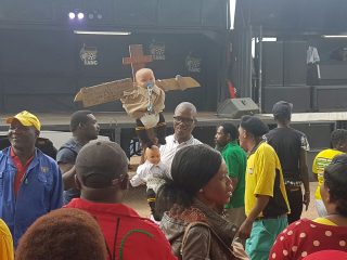 ANC-ondersteuners het vandag weer met 'n wit pop voor die hof gedans. Foto: Phillip Bruwer