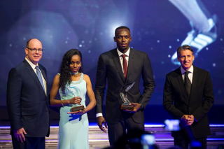 Die 2016 IAAF-atlete van die jaar Almaz Ayana en Usain Bolt saam met prins Albert II van Monaco (heel links) en IAAF pres. Lord Sebastian Coe (heel regs)