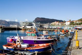 Argieffoto van die kleurvolle bote in Kalkbaai-hawe (Foto: Paul Gilowey, Cape Town Daily Photo 2012-04-18)