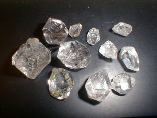 Argieffoto van ongeslypte diamante ter illustrasie