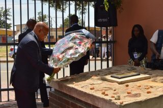 Pres. Jacob Zuma lê blomme neer by die Sharpville-gedenkteken tydens die Grondwetherdenkingsvieringe. Foto: Twitter via GovernmentZA